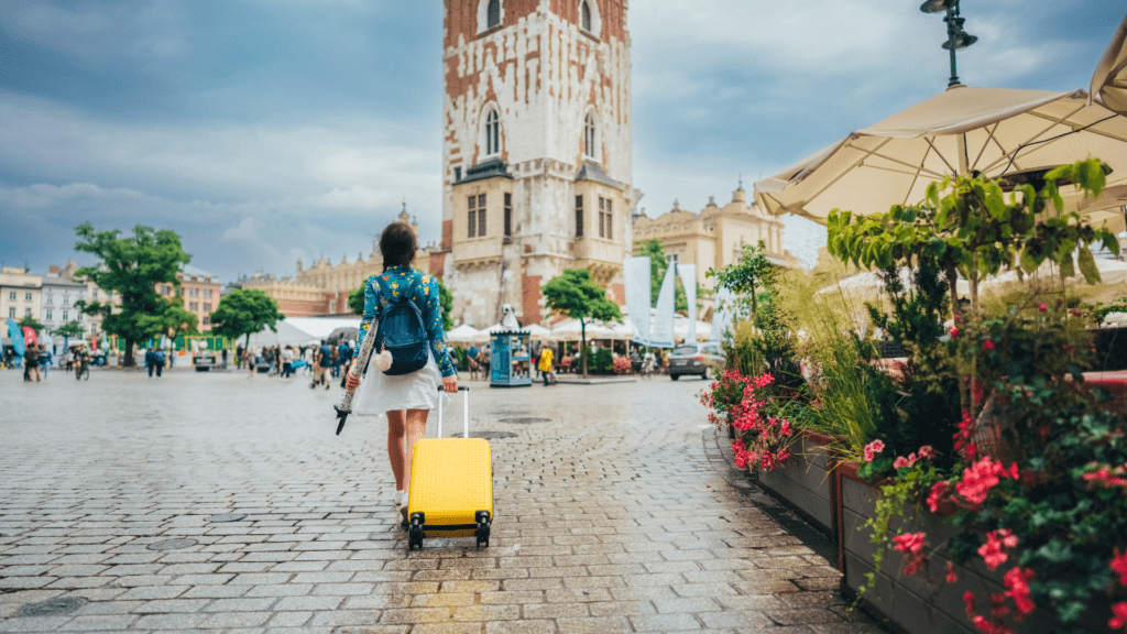 pros and cons traveling alone